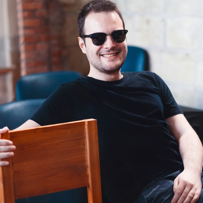 LA SEDIA A DUE GAMBE